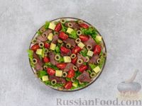Фото приготовления рецепта: Салат с говядиной, помидорами, сыром и оливками - шаг №6