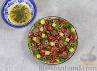 Фото приготовления рецепта: Салат с говядиной, помидорами, сыром и оливками - шаг №7