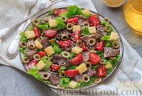 Фото приготовления рецепта: Салат с говядиной, помидорами, сыром и оливками - шаг №8