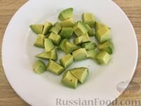 Фото приготовления рецепта: Салат с оливками и маслинами - шаг №7