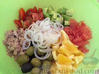 Фото приготовления рецепта: Салат с оливками и маслинами - шаг №11