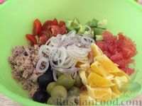 Фото приготовления рецепта: Салат с оливками и маслинами - шаг №12