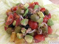 Фото приготовления рецепта: Салат с оливками и маслинами - шаг №14