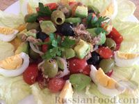 Фото приготовления рецепта: Салат с оливками и маслинами - шаг №15