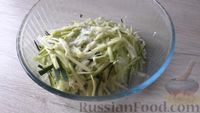 Фото приготовления рецепта: Кабачковые блинчики с начинкой из фарша и сыра - шаг №2