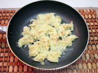 Фото приготовления рецепта: Омлет с картофелем - шаг №4