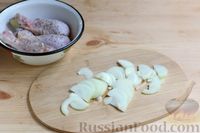 Фото приготовления рецепта: Тушёные куриные ножки с картофелем, помидорами и сыром - шаг №3