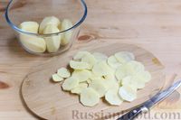 Фото приготовления рецепта: Тушёные куриные ножки с картофелем, помидорами и сыром - шаг №4