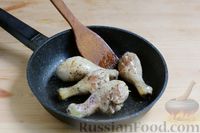 Фото приготовления рецепта: Тушёные куриные ножки с картофелем, помидорами и сыром - шаг №5