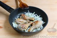 Фото приготовления рецепта: Тушёные куриные ножки с картофелем, помидорами и сыром - шаг №6