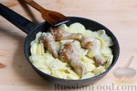 Фото приготовления рецепта: Тушёные куриные ножки с картофелем, помидорами и сыром - шаг №7