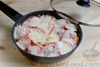 Фото приготовления рецепта: Тушёные куриные ножки с картофелем, помидорами и сыром - шаг №11
