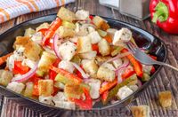 Фото к рецепту: Салат с курицей, маринованными огурцами, сладким перцем и сухариками