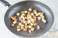 Фото приготовления рецепта: Салат с курицей, маринованными огурцами, сладким перцем и сухариками - шаг №6