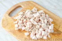 Фото приготовления рецепта: Салат с курицей, маринованными огурцами, сладким перцем и сухариками - шаг №11