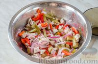 Фото приготовления рецепта: Салат с курицей, маринованными огурцами, сладким перцем и сухариками - шаг №14