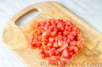 Фото приготовления рецепта: Салат с тунцом, помидорами, фасолью и оливками - шаг №7