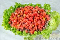 Фото приготовления рецепта: Салат с тунцом, помидорами, фасолью и оливками - шаг №15