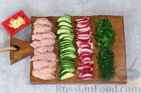 Фото приготовления рецепта: Салат с курицей, огурцами и редисом - шаг №2