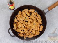 Фото приготовления рецепта: Салат с курицей, огурцами и редисом - шаг №4