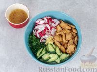 Фото приготовления рецепта: Салат с курицей, огурцами и редисом - шаг №6