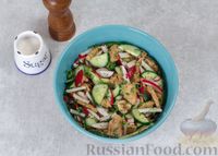 Фото приготовления рецепта: Салат с курицей, огурцами и редисом - шаг №7