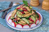 Фото приготовления рецепта: Салат с курицей, огурцами и редисом - шаг №9