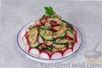 Фото приготовления рецепта: Салат с курицей, огурцами и редисом - шаг №8