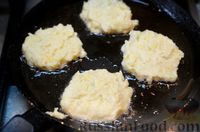 Фото приготовления рецепта: Картофельные оладьи с сыром - шаг №7