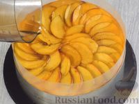 Фото приготовления рецепта: Йогуртовый муссовый торт с персиками (без выпечки) - шаг №23