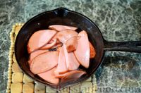Фото приготовления рецепта: Запеканка-омлет "Матафан" с колбасой и сыром - шаг №7