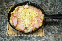 Фото приготовления рецепта: Запеканка-омлет "Матафан" с колбасой и сыром - шаг №11