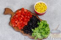 Фото приготовления рецепта: Салат из помидоров с кукурузой, тунцом и маслинами - шаг №2