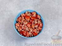 Фото приготовления рецепта: Салат из помидоров с кукурузой, тунцом и маслинами - шаг №4