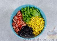 Фото приготовления рецепта: Салат из помидоров с кукурузой, тунцом и маслинами - шаг №5