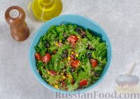 Фото приготовления рецепта: Салат из помидоров с кукурузой, тунцом и маслинами - шаг №6