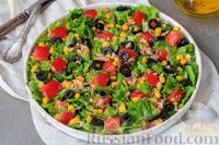 Фото приготовления рецепта: Салат из помидоров с кукурузой, тунцом и маслинами - шаг №7