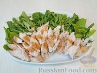 Фото приготовления рецепта: Салат с курицей, помидорами и орехами - шаг №8