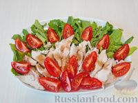 Фото приготовления рецепта: Салат с курицей, помидорами и орехами - шаг №9