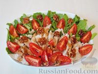 Фото приготовления рецепта: Салат с курицей, помидорами и орехами - шаг №10