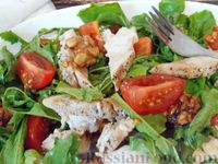 Фото приготовления рецепта: Салат с курицей, помидорами и орехами - шаг №13