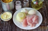 Фото приготовления рецепта: Салат с курицей, кукурузой и яйцами - шаг №1