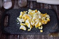 Фото приготовления рецепта: Салат с курицей, кукурузой и яйцами - шаг №6