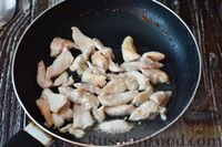 Фото приготовления рецепта: Салат с курицей, кукурузой и яйцами - шаг №4