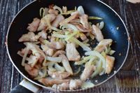 Фото приготовления рецепта: Салат с курицей, кукурузой и яйцами - шаг №5