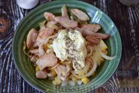 Фото приготовления рецепта: Салат с курицей, кукурузой и яйцами - шаг №8