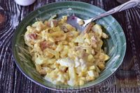 Фото приготовления рецепта: Салат с курицей, кукурузой и яйцами - шаг №9