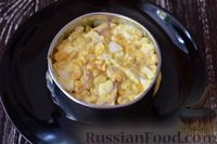 Фото приготовления рецепта: Салат с курицей, кукурузой и яйцами - шаг №10