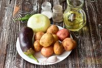 Фото приготовления рецепта: Жареный картофель с баклажанами - шаг №1