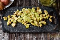 Фото приготовления рецепта: Жареный картофель с баклажанами - шаг №2